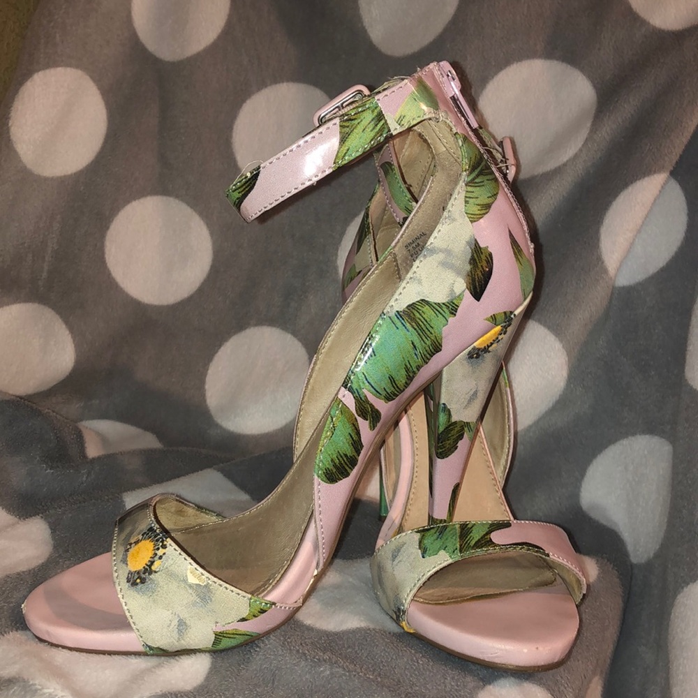 Steve Madden “SIMINAL” heel